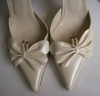 Pearlized ivory butterfly shoes matching bag size 4